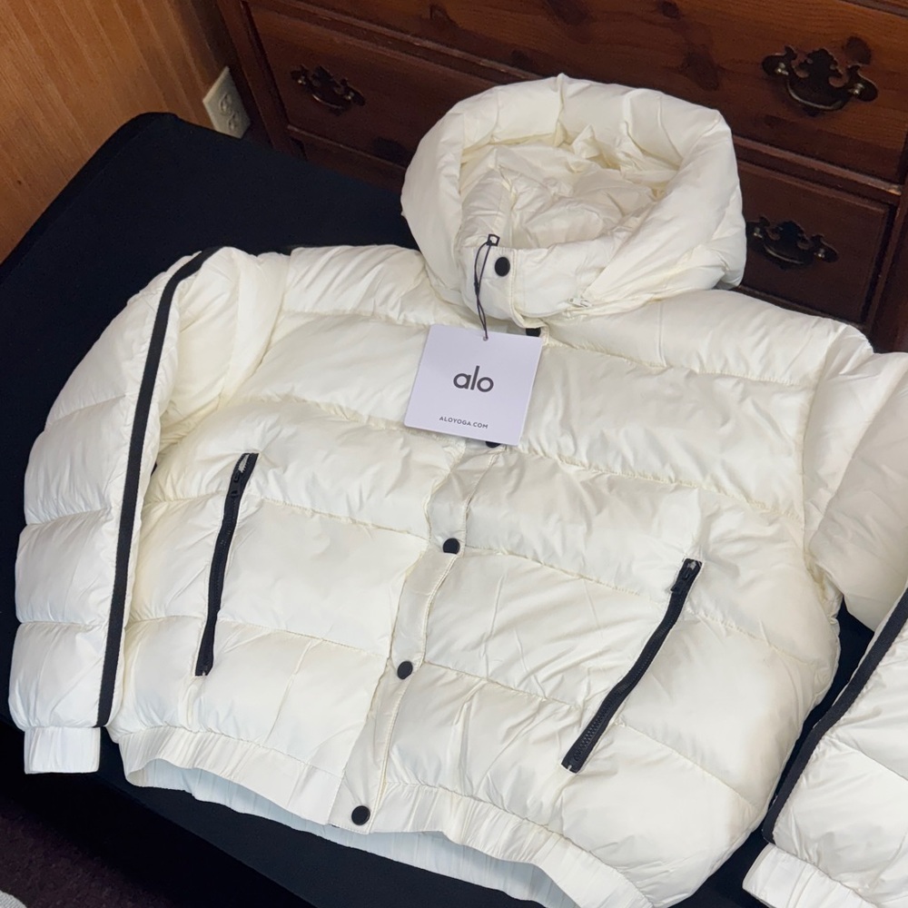 Alo Yoga Women’s White Hooded Puffer Jacket Size Medium NWT